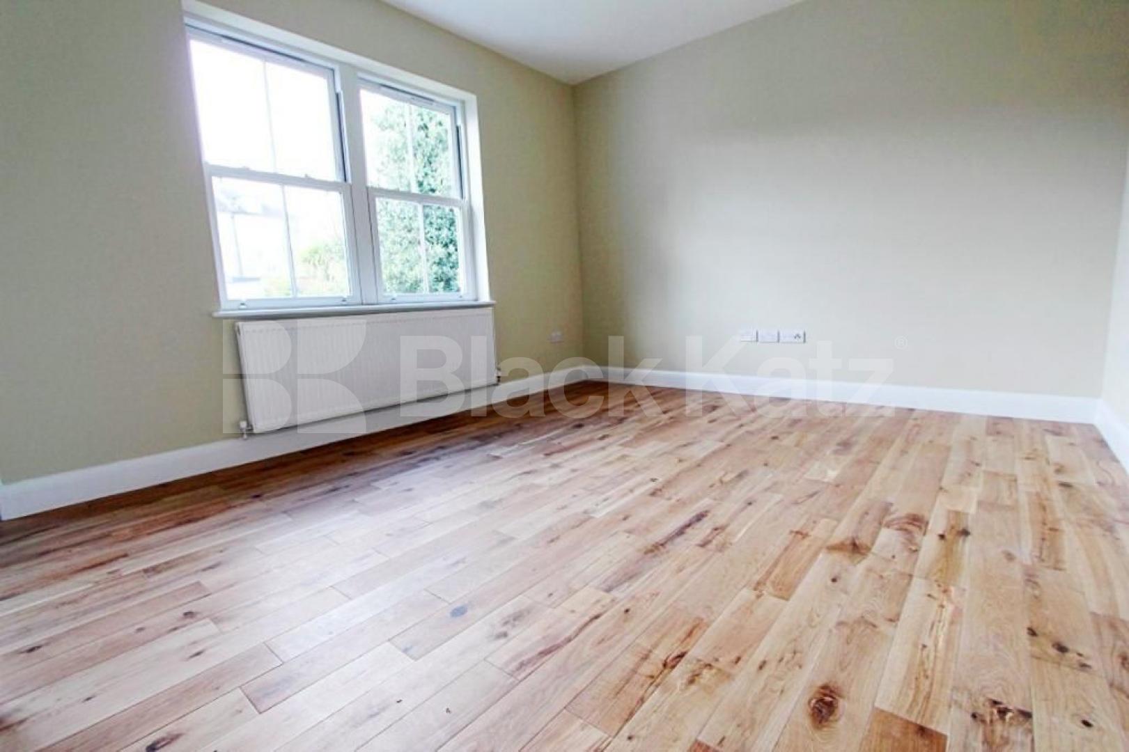 			Gated development!, 2 Bedroom, 1 bath, 1 reception Flat			 Oakleigh Road North, Whetstone